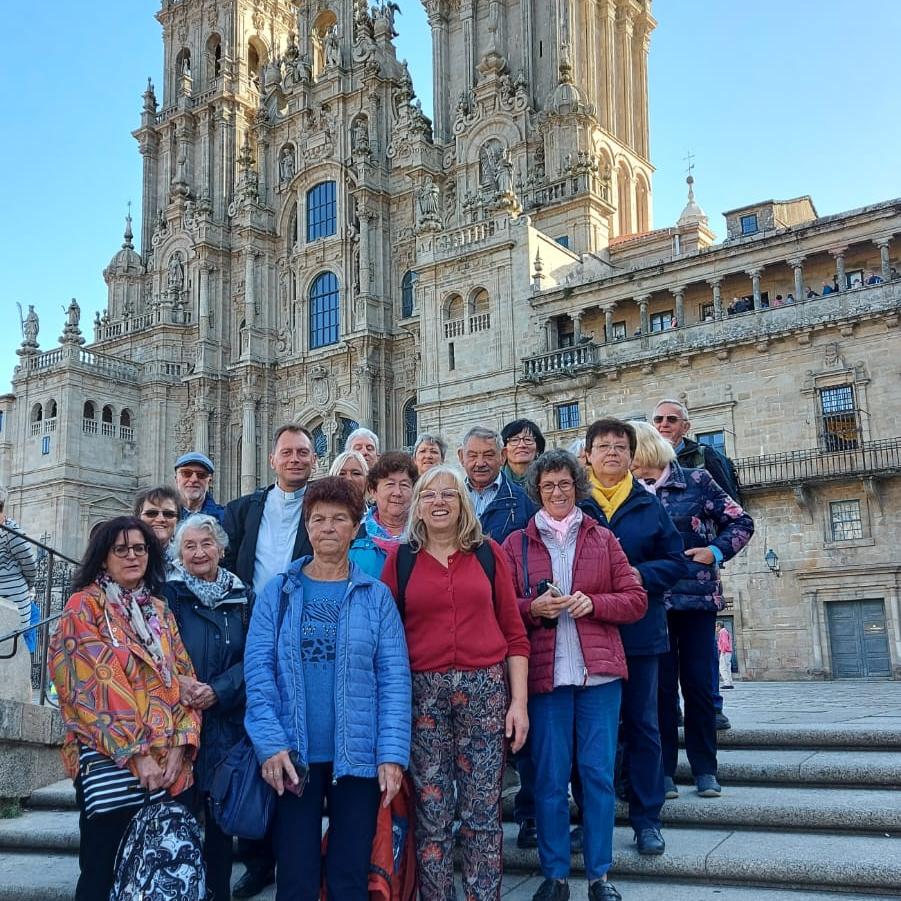 Gruppenbild vor der Kathedrale in Santiago